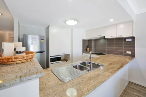 Apartment, 1 Bedroom, Ocean View | Private kitchen | Fridge, microwave, stovetop, dishwasher