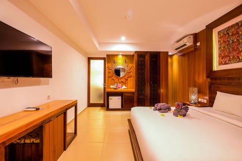 Queen Room With Pool View | Desk, free WiFi, bed sheets