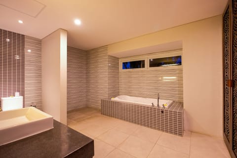 Double Room with Garden View | Bathroom | Towels