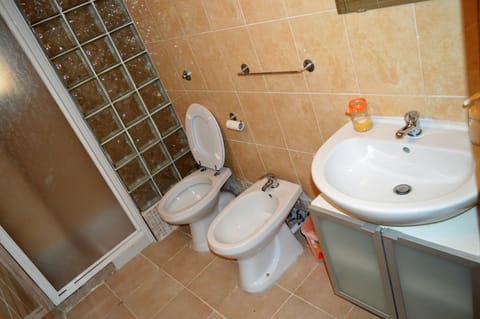 Standard Twin Room | Bathroom | Free toiletries, hair dryer, bidet, towels