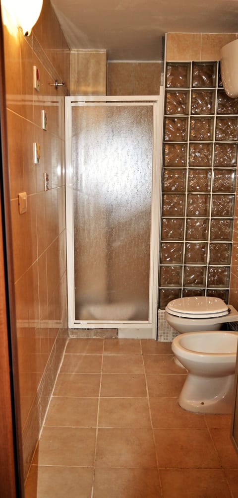 Standard Double Room | Bathroom | Free toiletries, hair dryer, bidet, towels