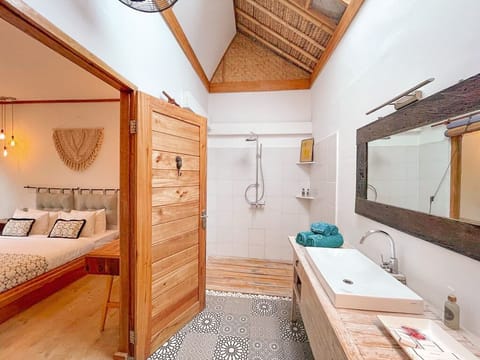 Deluxe Villa, 1 Bedroom, Private Pool | Bathroom shower