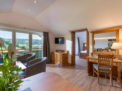 Deluxe Suite | In-room safe, individually decorated, individually furnished, desk