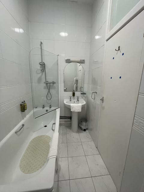 Standard Twin Room, 2 Twin Beds, Sea View | Bathroom | Separate tub and shower, free toiletries, hair dryer, towels