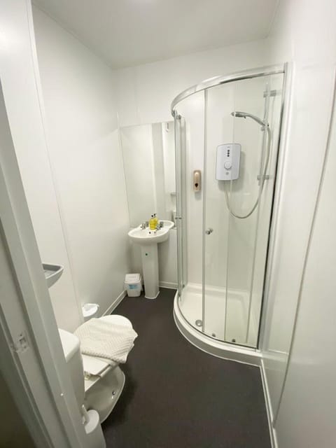 Standard Studio, 1 Double Bed | Bathroom | Shower, free toiletries, towels, toilet paper