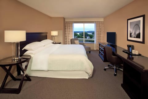 Executive Suite, 1 King Bed with Sofa bed, River View | Premium bedding, down comforters, in-room safe, desk
