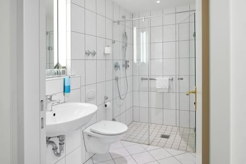 Comfort Double Room | Bathroom | Shower, free toiletries, hair dryer, towels