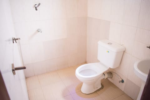 Standard Double Room | Bathroom | Shower, rainfall showerhead, free toiletries, bathrobes