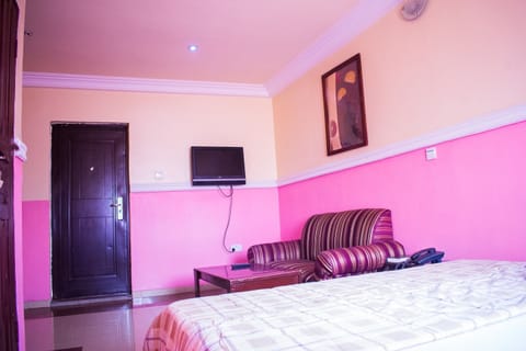 Standard Double Room | Desk, laptop workspace, WiFi, bed sheets