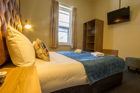 Queen Room | Iron/ironing board, free WiFi, bed sheets