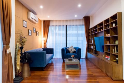 Deluxe Villa, 4 Bedrooms | Living room | Flat-screen TV