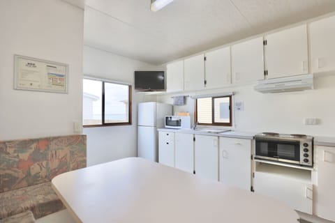 Basic Cabin, 1 Bedroom | In-room dining