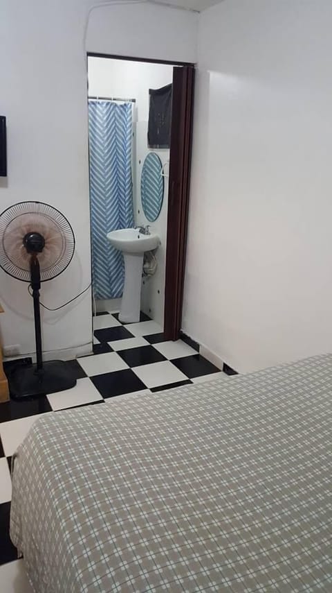 Habitacion Confort doble  Aire Acondicionado | Bathroom | Shower, free toiletries, hair dryer, towels