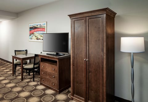 Suite, 1 King Bed, Balcony, Oceanfront | Pillowtop beds, in-room safe, desk, laptop workspace