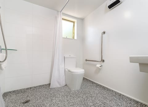 Studio (2 Guests) | Accessible bathroom