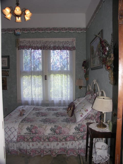 Traditional Room (Gardenia) | Desk, iron/ironing board, free WiFi, bed sheets