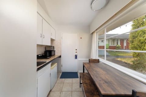 Classic Studio Suite, Kitchenette | Private kitchenette | Electric kettle