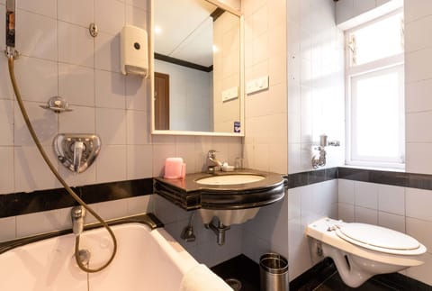 Junior Suite | Bathroom | Combined shower/tub, deep soaking tub, free toiletries, hair dryer