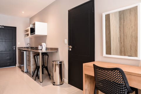 Hotel room | Private kitchenette | Electric kettle, toaster, paper towels