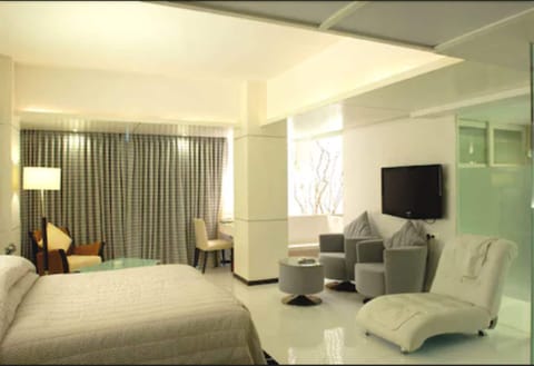 Platinum Suite | Minibar, in-room safe, desk, iron/ironing board