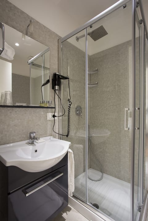 Deluxe Room, Balcony | Bathroom | Shower, free toiletries, slippers, bidet
