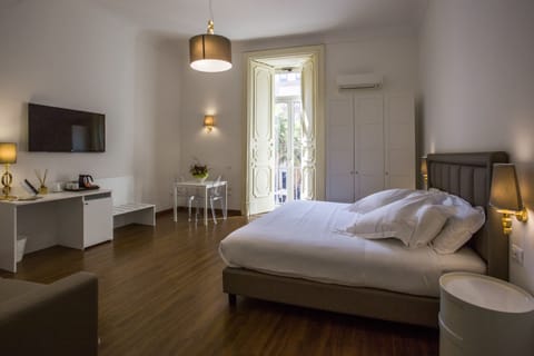 Suite, Balcony | Premium bedding, minibar, in-room safe, desk
