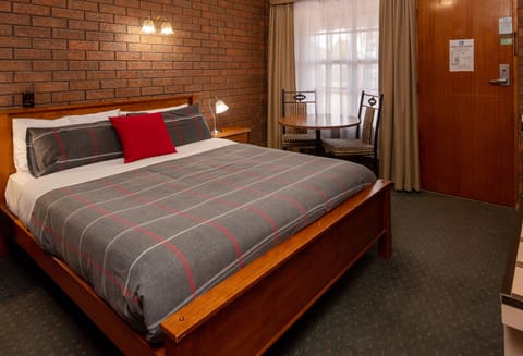 Standard Room, 1 Queen Bed | Premium bedding, free minibar, desk, blackout drapes