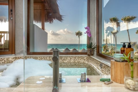 Emerald Junior Suite | Bathroom | Separate tub and shower, jetted tub, hydromassage showerhead