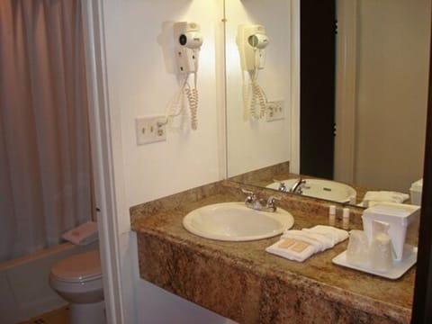 Combined shower/tub, free toiletries, hair dryer, towels