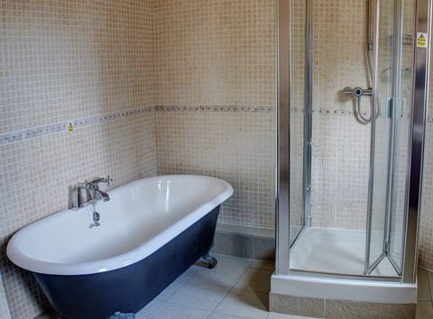 Superior Double Room | Bathroom | Free toiletries, hair dryer, towels