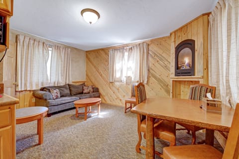 Cabin, Ensuite (with Full kitchen) | Living area | 32-inch flat-screen TV with cable channels, TV, printers