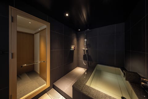 Japanese-style Room with Lake View FB4 | Bathroom | Rainfall showerhead, free toiletries, hair dryer, slippers