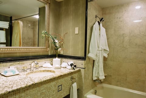 Combined shower/tub, designer toiletries, hair dryer, towels