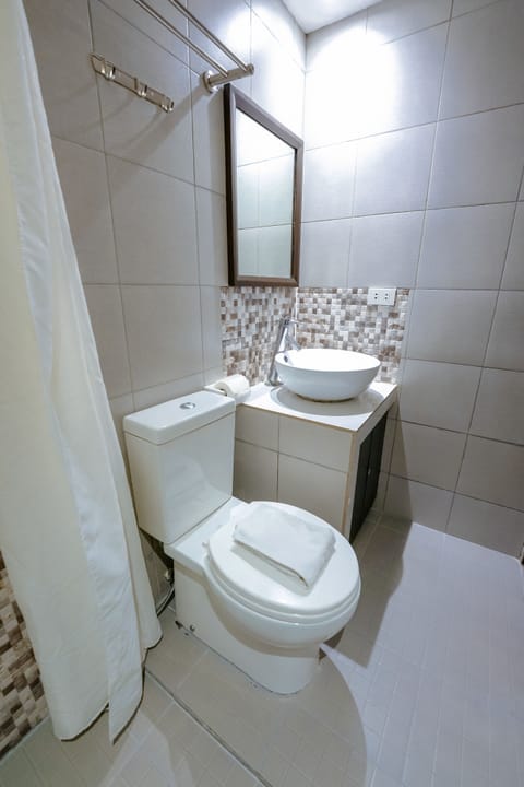 Superior Double Room | Bathroom | Shower, free toiletries, hair dryer, slippers