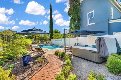 Seasonal outdoor pool, pool umbrellas, sun loungers