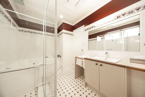 Deluxe Studio Suite | Bathroom | Shower, free toiletries, hair dryer, towels