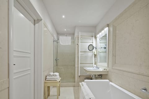 Executive Suite | Bathroom | Combined shower/tub, designer toiletries, hair dryer, bathrobes