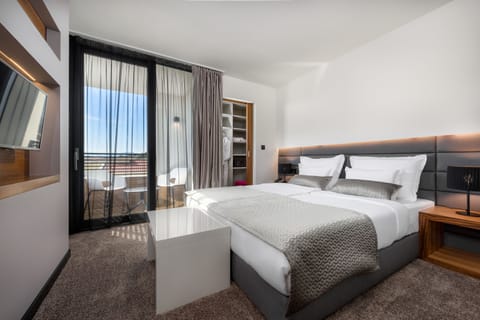 Deluxe Double Room, Balcony, Sea View | Premium bedding, minibar, in-room safe, desk