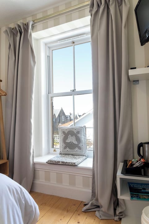 Single Room, Private Bathroom | Individually decorated, individually furnished, blackout drapes