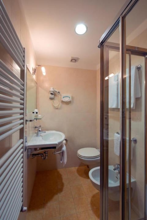 Standard Double or Twin Room | Bathroom | Deep soaking tub, rainfall showerhead, hair dryer, bidet