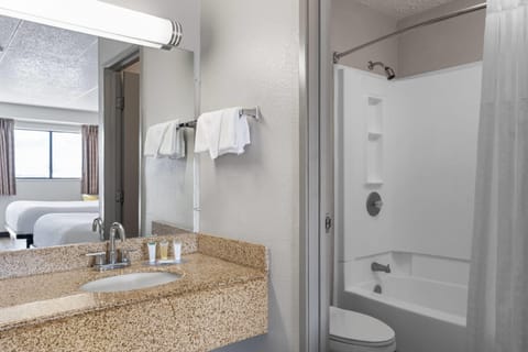 Combined shower/tub, free toiletries, hair dryer, towels