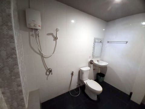 Triple Room, Garden View | Bathroom | Shower, towels, soap, shampoo