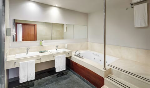 Junior Suite | Bathroom | Hair dryer, towels