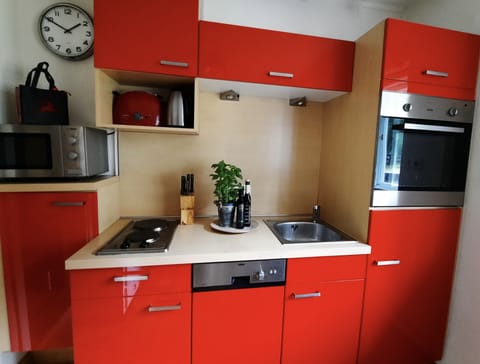 Comfort Apartment, 2 Bedrooms, Garden View, Ground Floor (incl. cleaning fee 110 EUR) | Private kitchen | Fridge, microwave, oven, stovetop