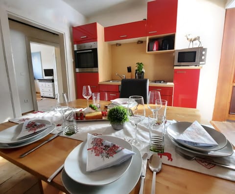 Deluxe Apartment, 2 Bedrooms, Balcony, Mountain View (incl. cleaning fee 110 EUR) | In-room dining