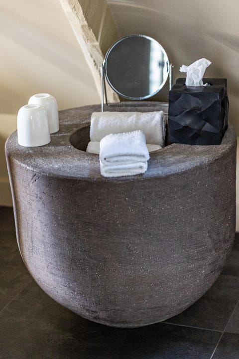 Classic Double Room, Ensuite, Garden View (Supérieure Champassack) | Bathroom