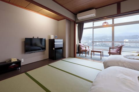 [River View]Universal Japanese Style Twin Room (38sqm/ 2 Single Beds) | In-room safe, free WiFi, bed sheets