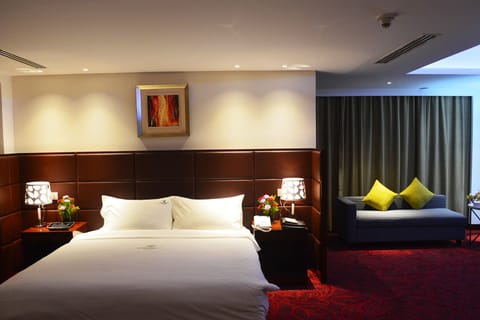 Executive Suite, 1 King Bed, City View | Minibar, in-room safe, desk, soundproofing