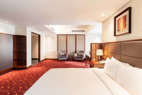 Executive Suite, 1 King Bed, City View | Minibar, in-room safe, desk, soundproofing