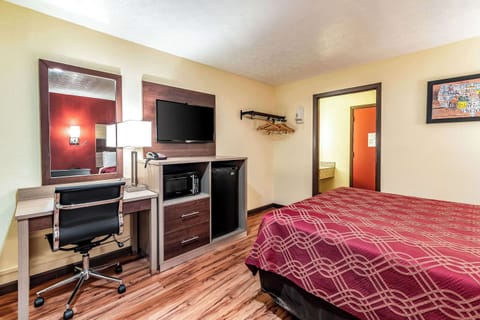 Standard Room, 1 Queen Bed, Non Smoking | Blackout drapes, free WiFi, bed sheets